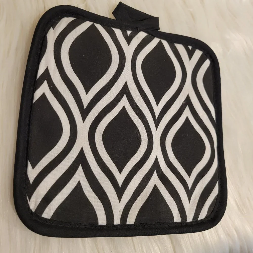 Black & White Oven Mitt & Potholder Set